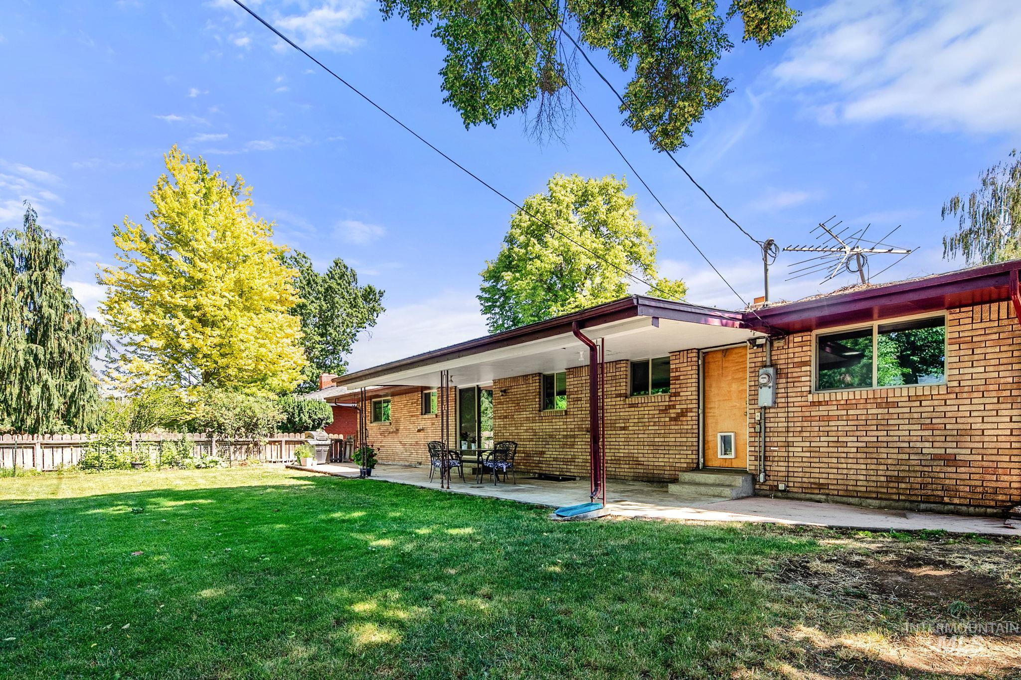 5932 W Poplar dr., Boise, Idaho 83704, 4 Bedrooms, 2 Bathrooms, Residential For Sale, Price $679,000,MLS 98990115
