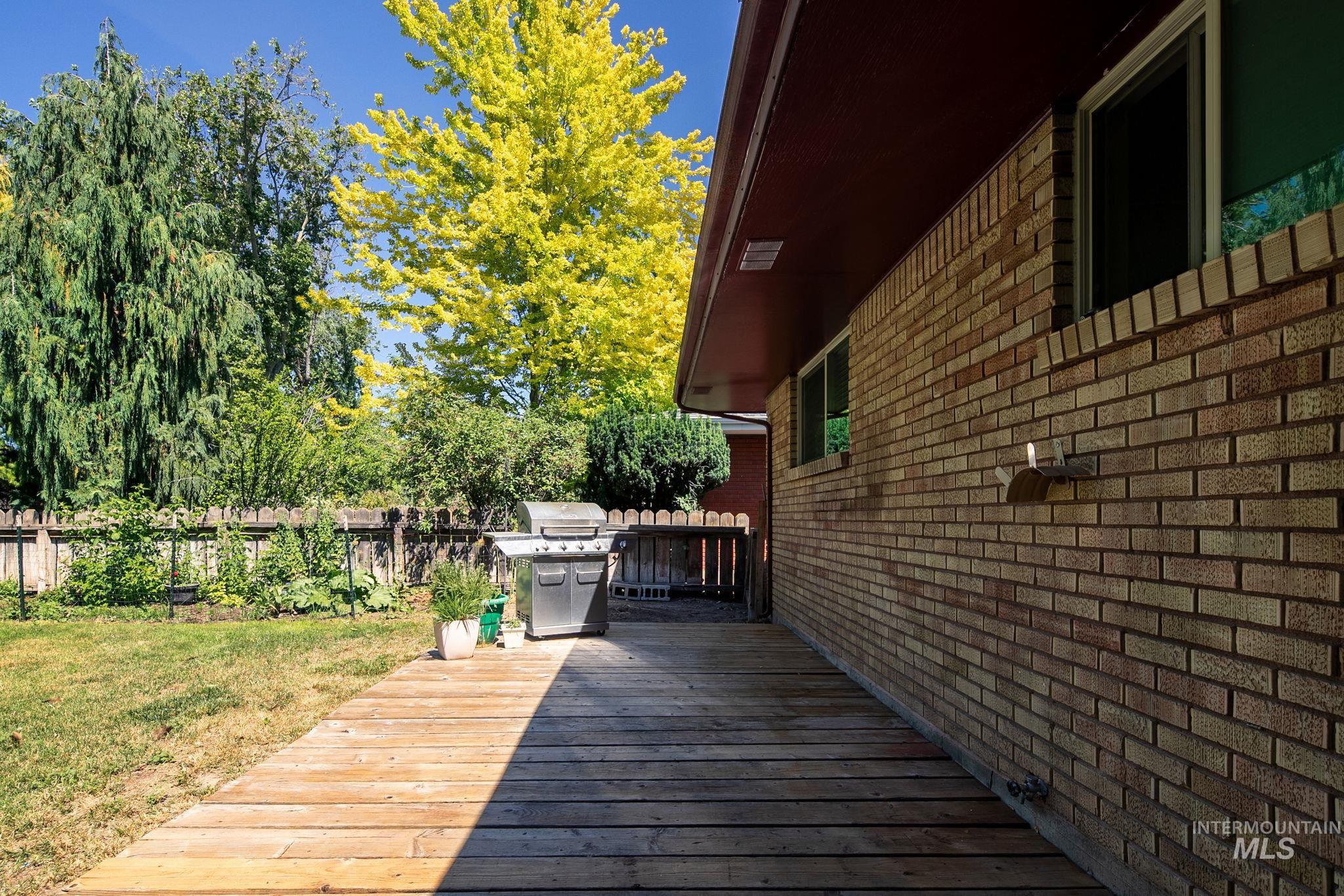 5932 W Poplar dr., Boise, Idaho 83704, 4 Bedrooms, 2 Bathrooms, Residential For Sale, Price $679,000,MLS 98990115