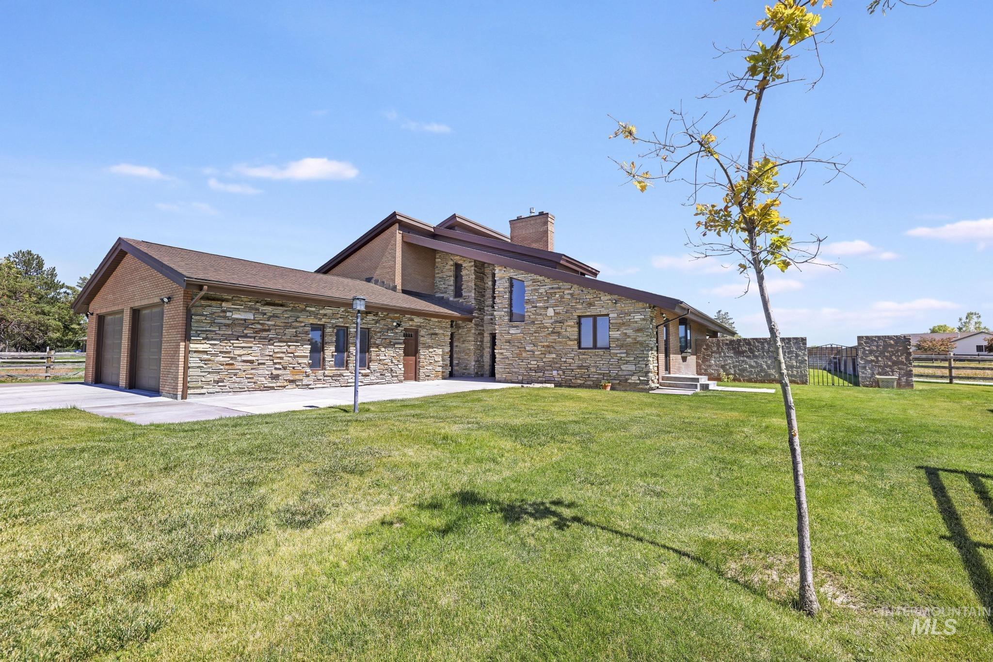 2987 E 3500 N, Twin Falls, Idaho 83301-0307, 3 Bedrooms, 3 Bathrooms, Residential For Sale, Price $695,000,MLS 98990116