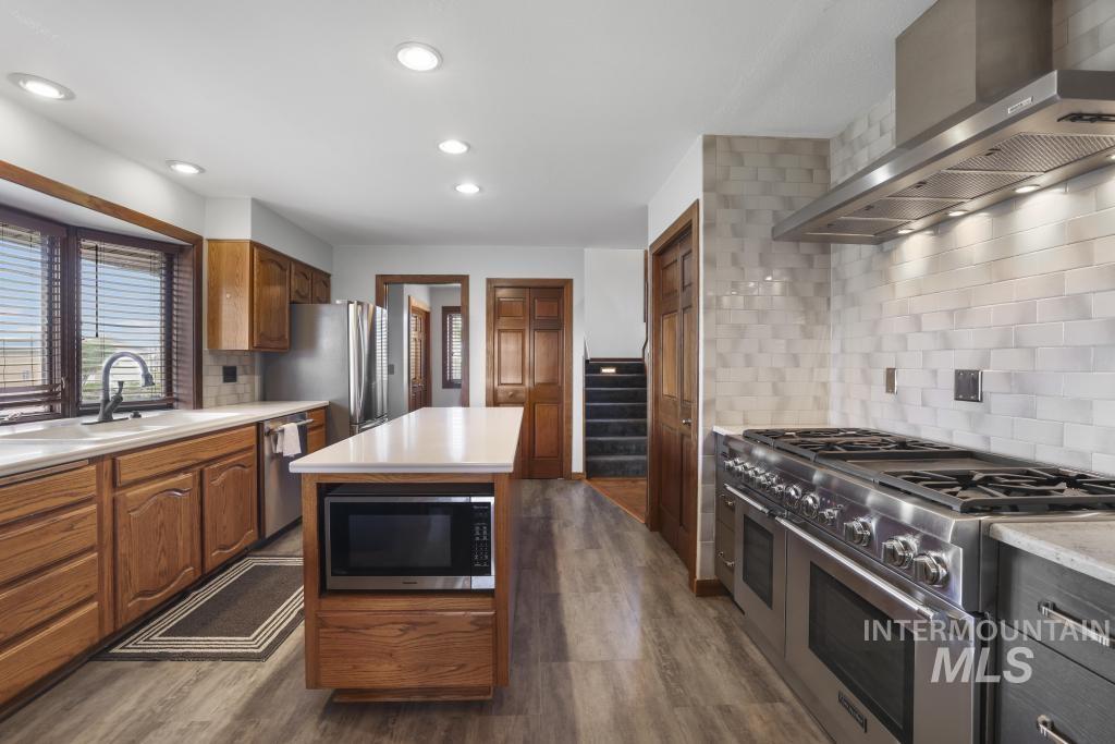 2987 E 3500 N, Twin Falls, Idaho 83301-0307, 3 Bedrooms, 3 Bathrooms, Residential For Sale, Price $695,000,MLS 98990116