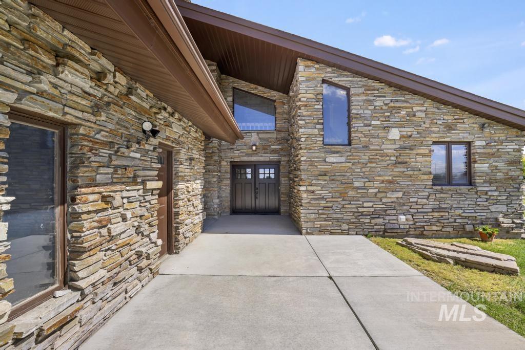2987 E 3500 N, Twin Falls, Idaho 83301-0307, 3 Bedrooms, 3 Bathrooms, Residential For Sale, Price $695,000,MLS 98990116