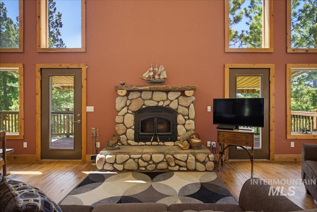 51 Ranch Cir, Cascade, Idaho 83611, 2 Bedrooms, 2 Bathrooms, Residential For Sale, Price $549,900,MLS 98990155