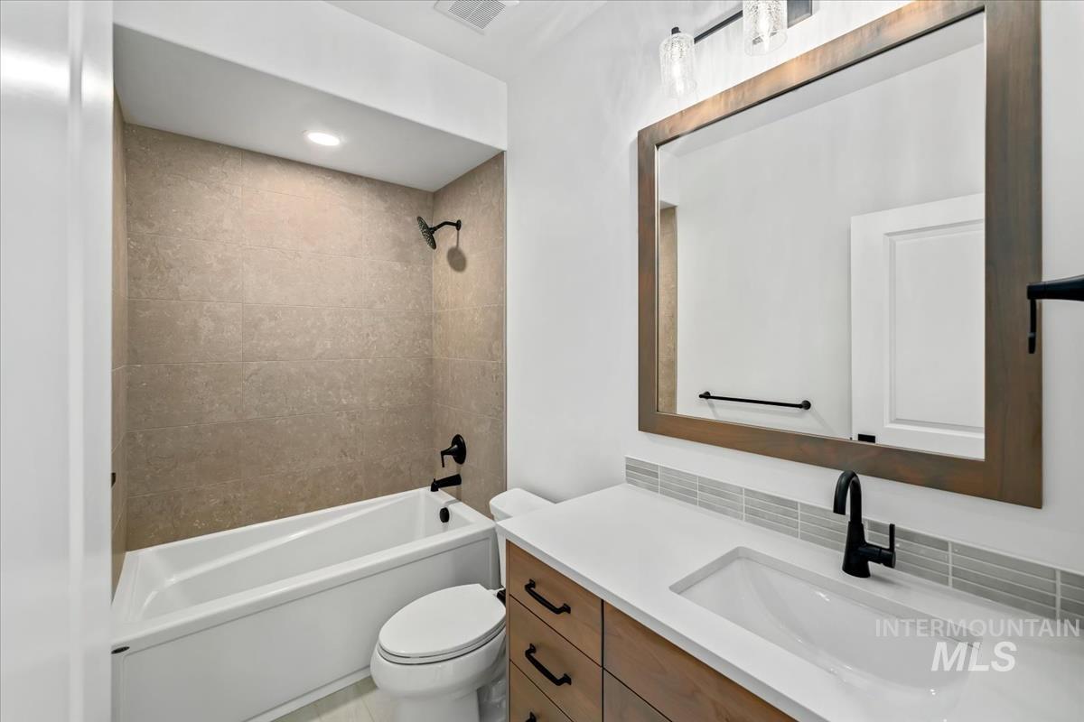 11049 W Lahinch Ln, Kuna, Idaho 83634-0000, 3 Bedrooms, 2 Bathrooms, Residential For Sale, Price $579,880,MLS 98990207