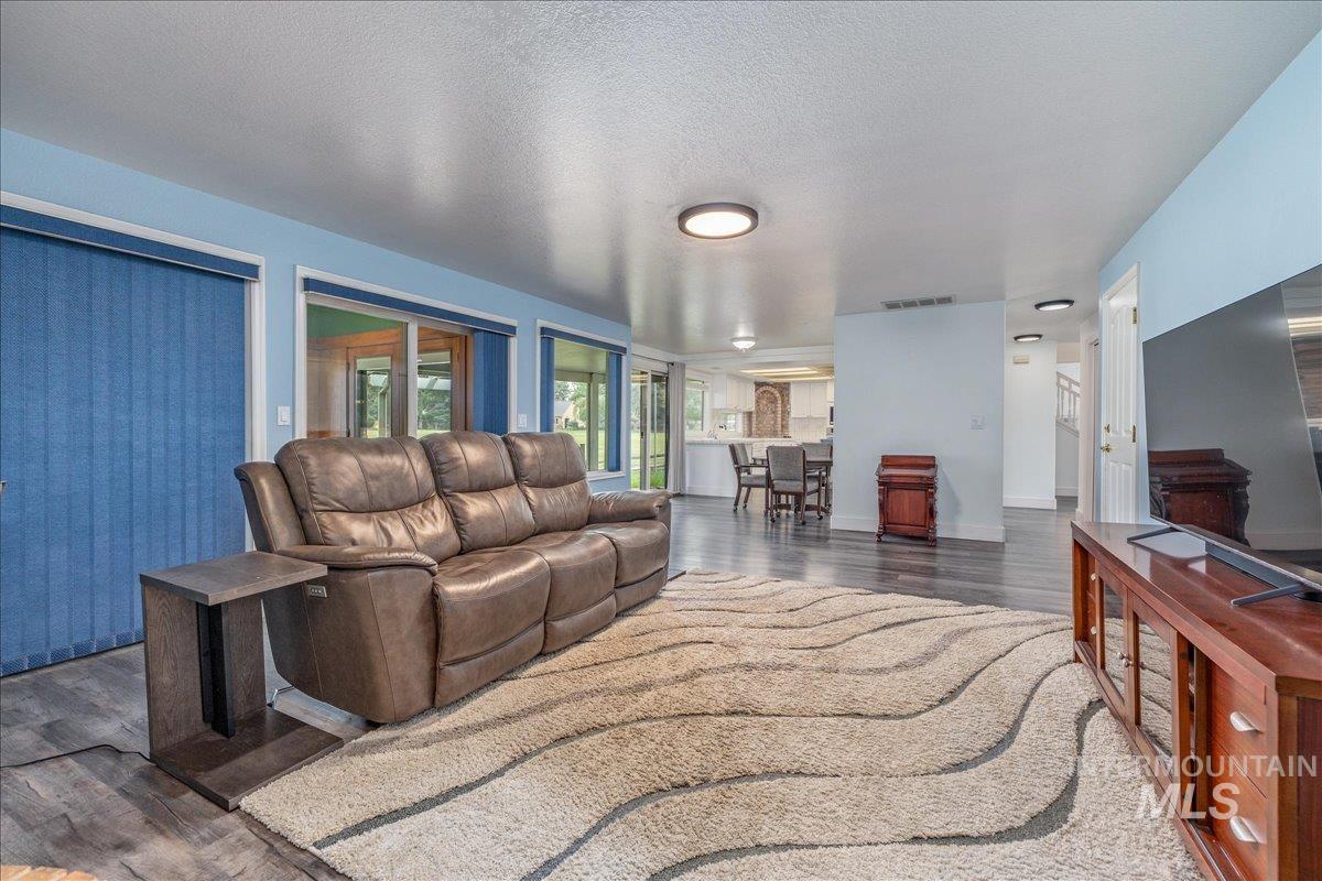 898 N Nicklaus Lane, Eagle, Idaho 83616, 4 Bedrooms, 3.5 Bathrooms, Residential For Sale, Price $675,000,MLS 98990232