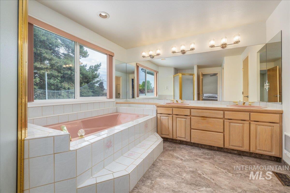898 N Nicklaus Lane, Eagle, Idaho 83616, 3 Bedrooms, 3.5 Bathrooms, Residential For Sale, Price $699,000,MLS 98990232