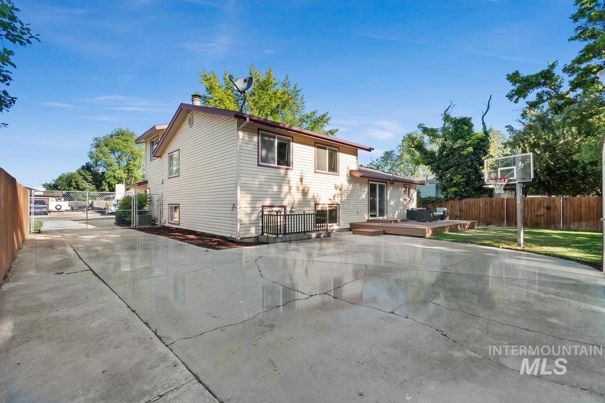 2330 S Quicksilver St, Boise, Idaho 83705, 4 Bedrooms, 2 Bathrooms, Residential For Sale, Price $525,000,MLS 98990257