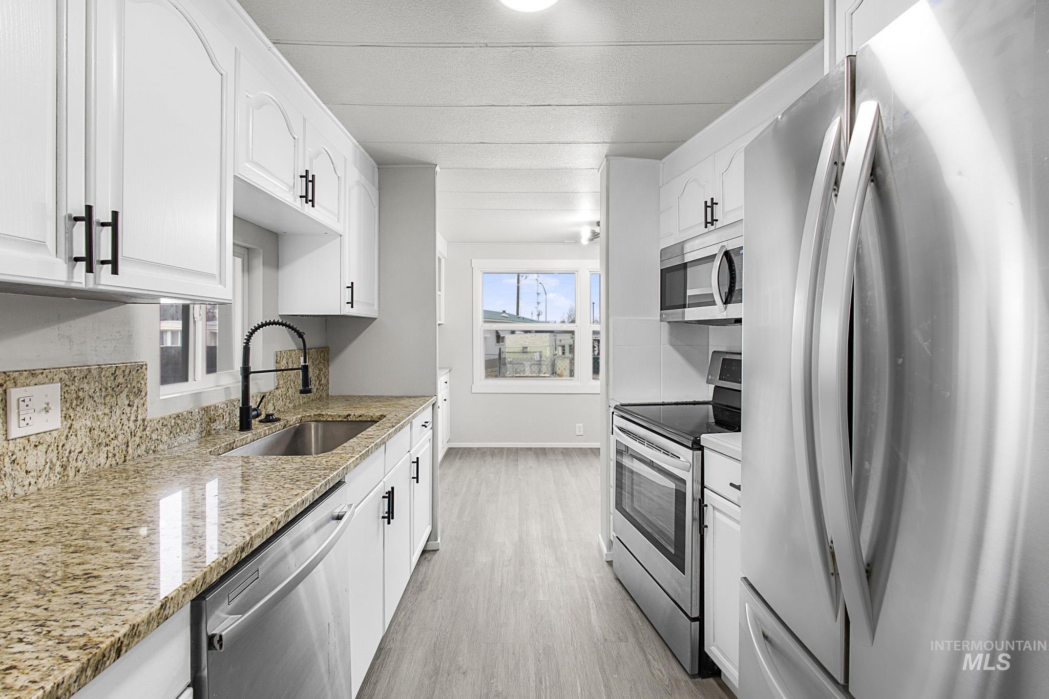 69 S Rose Circle, Meridian, Idaho 83642, 3 Bedrooms, 2 Bathrooms, Residential For Sale, Price $284,900,MLS 98990269
