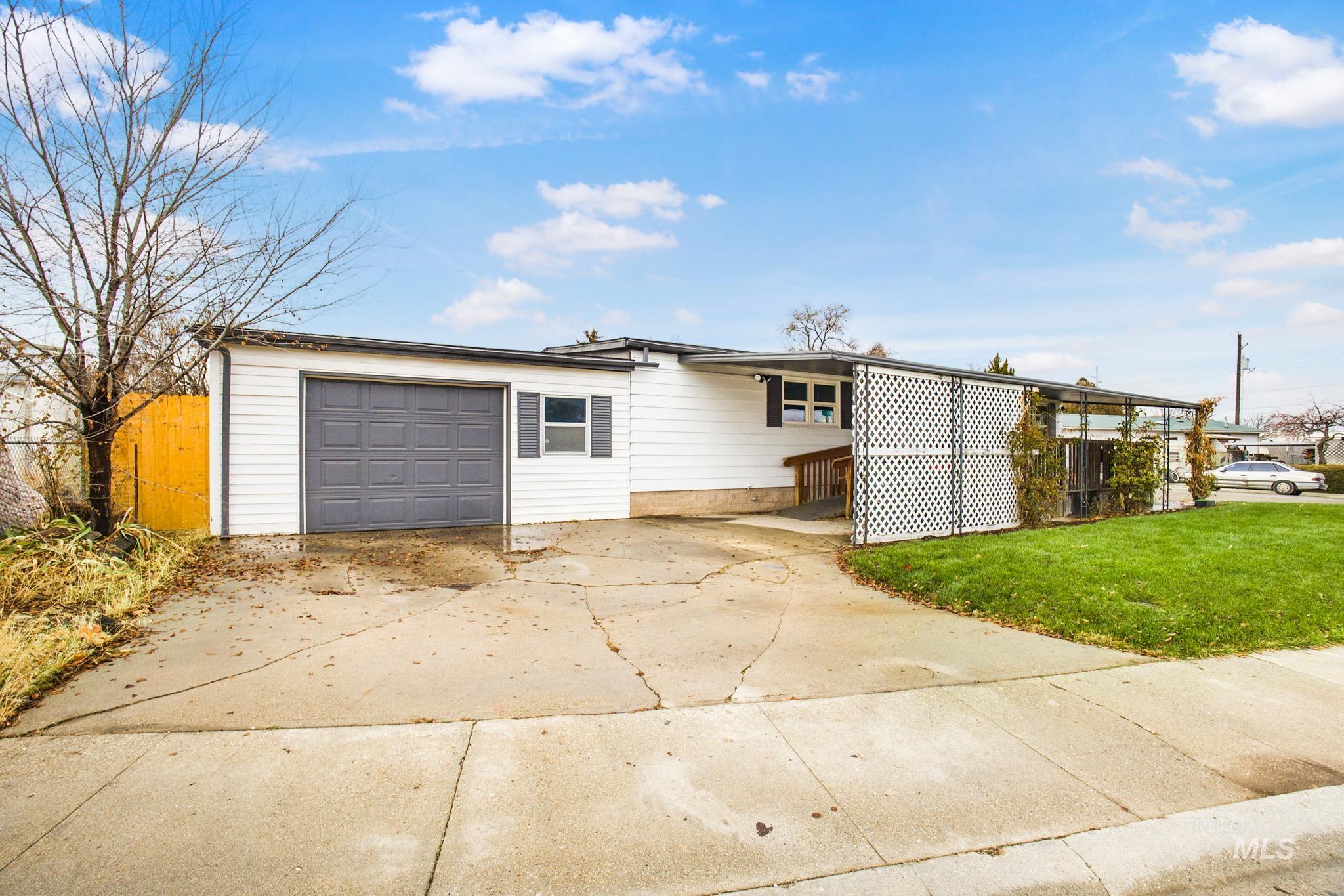 69 S Rose Circle, Meridian, Idaho 83642, 3 Bedrooms, 2 Bathrooms, Residential For Sale, Price $284,900,MLS 98990269