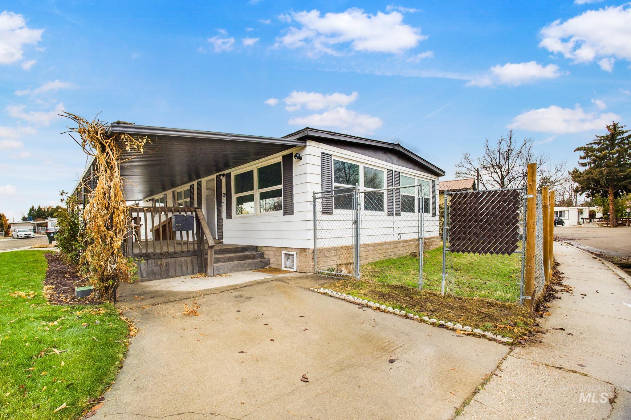 69 S Rose Circle, Meridian, Idaho 83642, 3 Bedrooms, 2 Bathrooms, Residential For Sale, Price $284,900,MLS 98990269