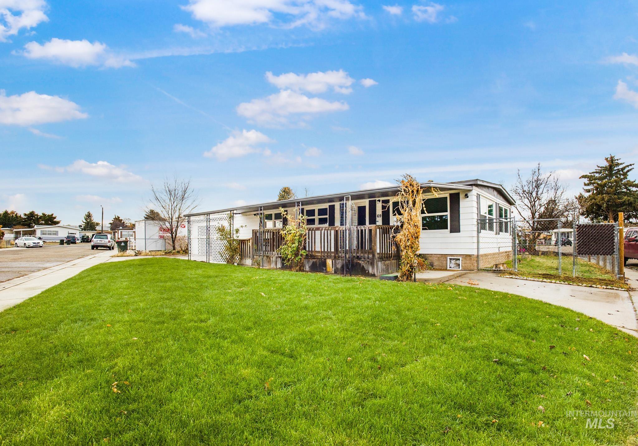69 S Rose Circle, Meridian, Idaho 83642, 3 Bedrooms, 2 Bathrooms, Residential For Sale, Price $284,900,MLS 98990269