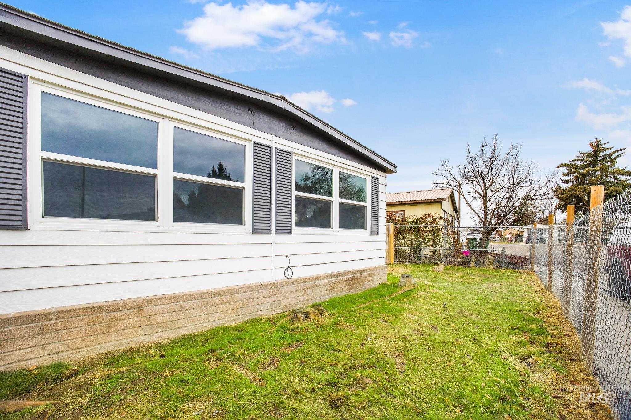 69 S Rose Circle, Meridian, Idaho 83642, 3 Bedrooms, 2 Bathrooms, Residential For Sale, Price $284,900,MLS 98990269