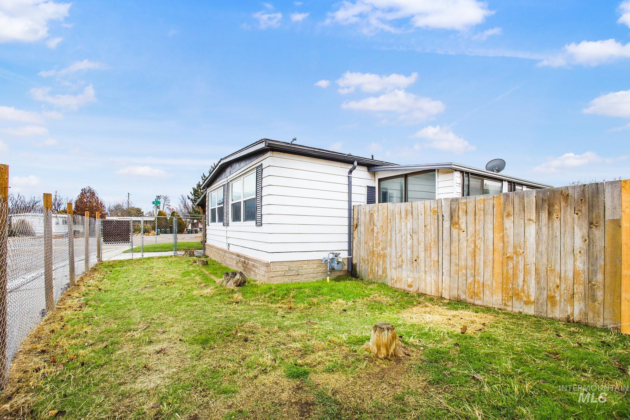 69 S Rose Circle, Meridian, Idaho 83642, 3 Bedrooms, 2 Bathrooms, Residential For Sale, Price $284,900,MLS 98990269