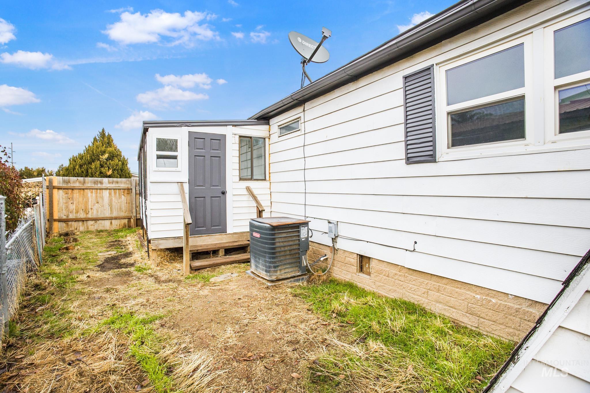 69 S Rose Circle, Meridian, Idaho 83642, 3 Bedrooms, 2 Bathrooms, Residential For Sale, Price $284,900,MLS 98990269