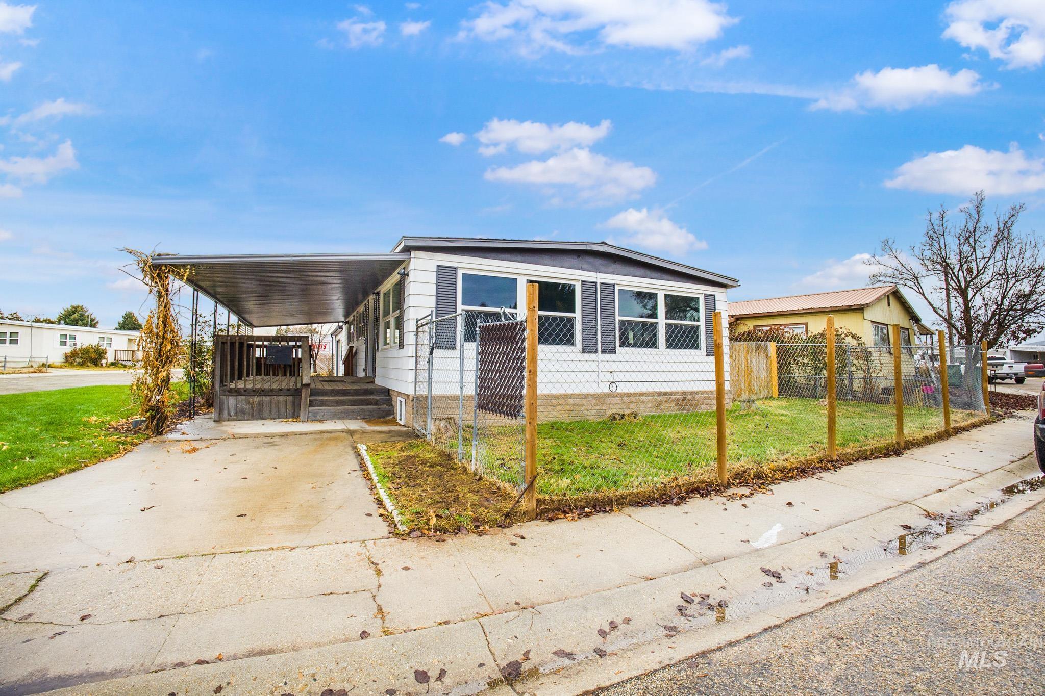 69 S Rose Circle, Meridian, Idaho 83642, 3 Bedrooms, 2 Bathrooms, Residential For Sale, Price $284,900,MLS 98990269