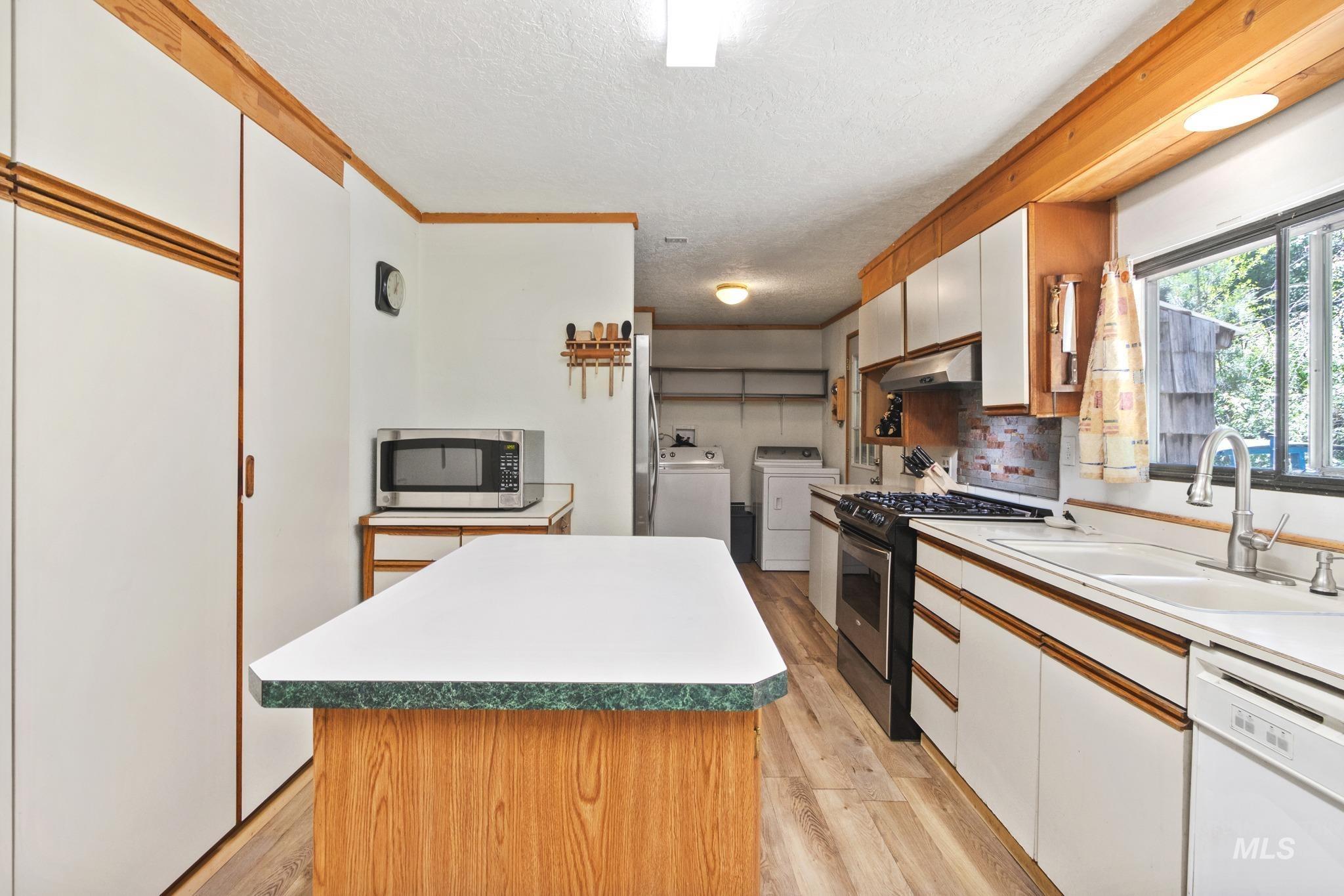 29 Beaver Creek Rd, Boise, Idaho 83716-3323, 3 Bedrooms, 2 Bathrooms, Residential For Sale, Price $249,900, 98990280
