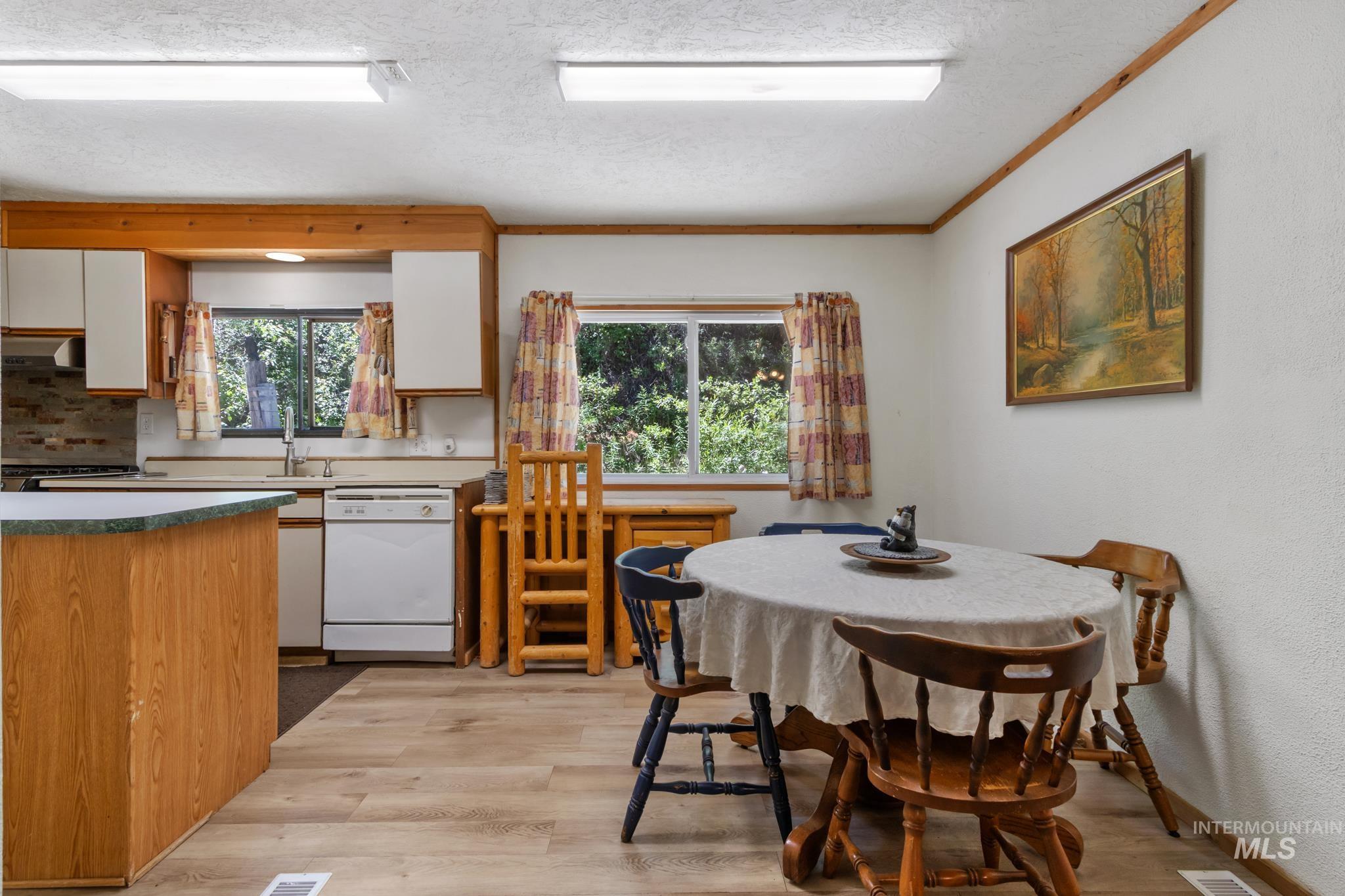 29 Beaver Creek Rd, Boise, Idaho 83716-3323, 3 Bedrooms, 2 Bathrooms, Residential For Sale, Price $249,900, 98990280