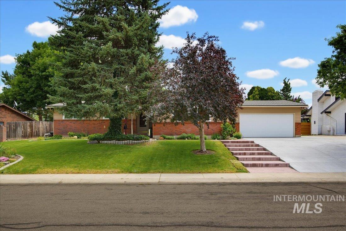 5300 N Warrington Dr., Boise, Idaho 83704-2278, 3 Bedrooms, 3 Bathrooms, Residential For Sale, Price $592,000,MLS 98990332