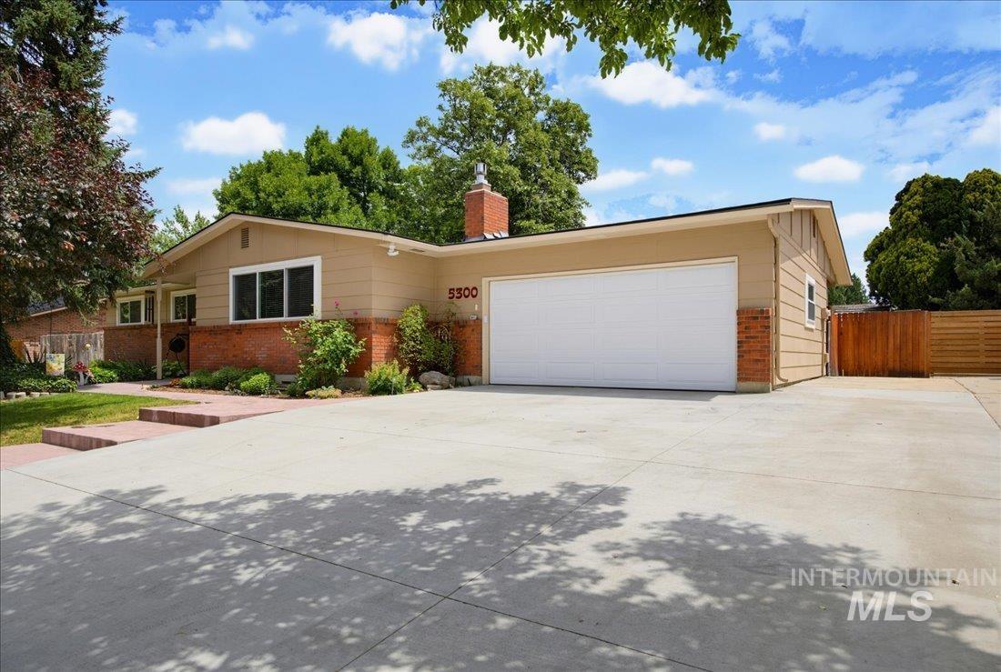 5300 N Warrington Dr., Boise, Idaho 83704-2278, 3 Bedrooms, 3 Bathrooms, Residential For Sale, Price $585,000,MLS 98990332