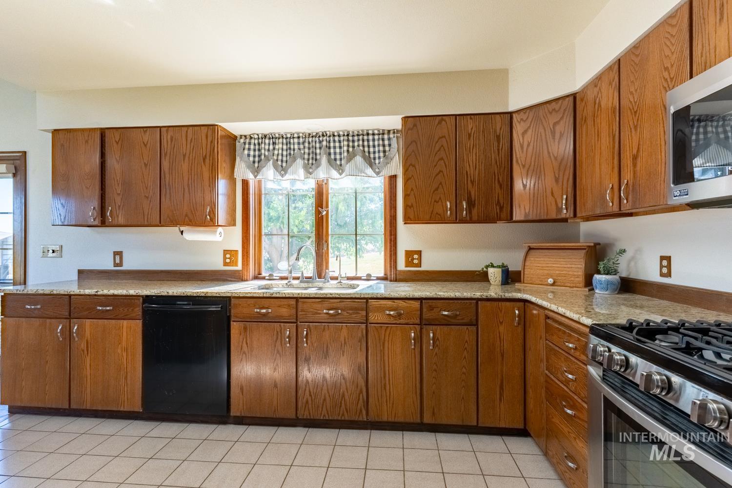 755 S Iowa, Payette, Idaho 83661, 4 Bedrooms, 2.5 Bathrooms, Residential For Sale, Price $775,000, 98990407