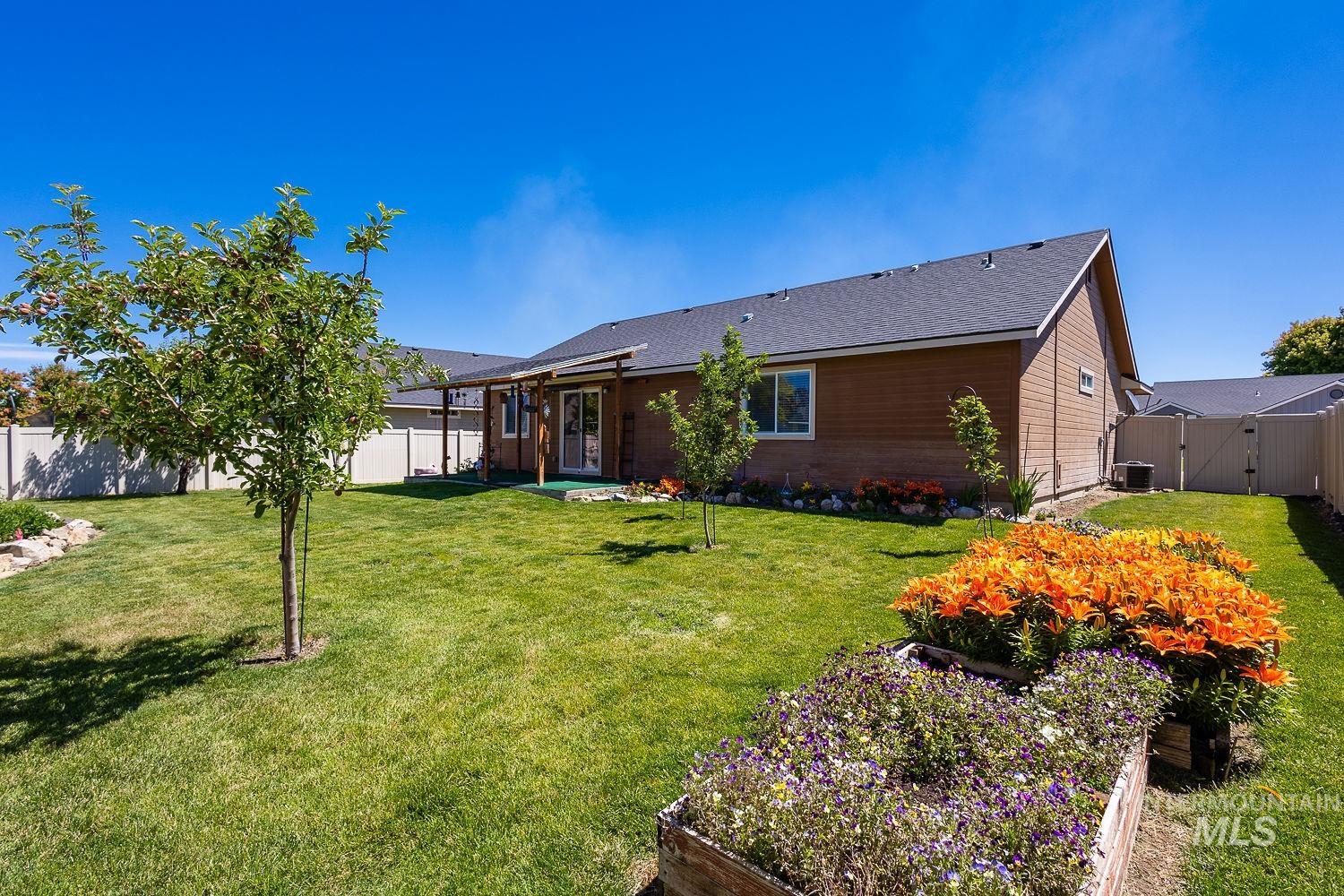 2117 N Sepia Ave, Kuna, Idaho 83634, 3 Bedrooms, 2 Bathrooms, Residential For Sale, Price $395,000,MLS 98990438