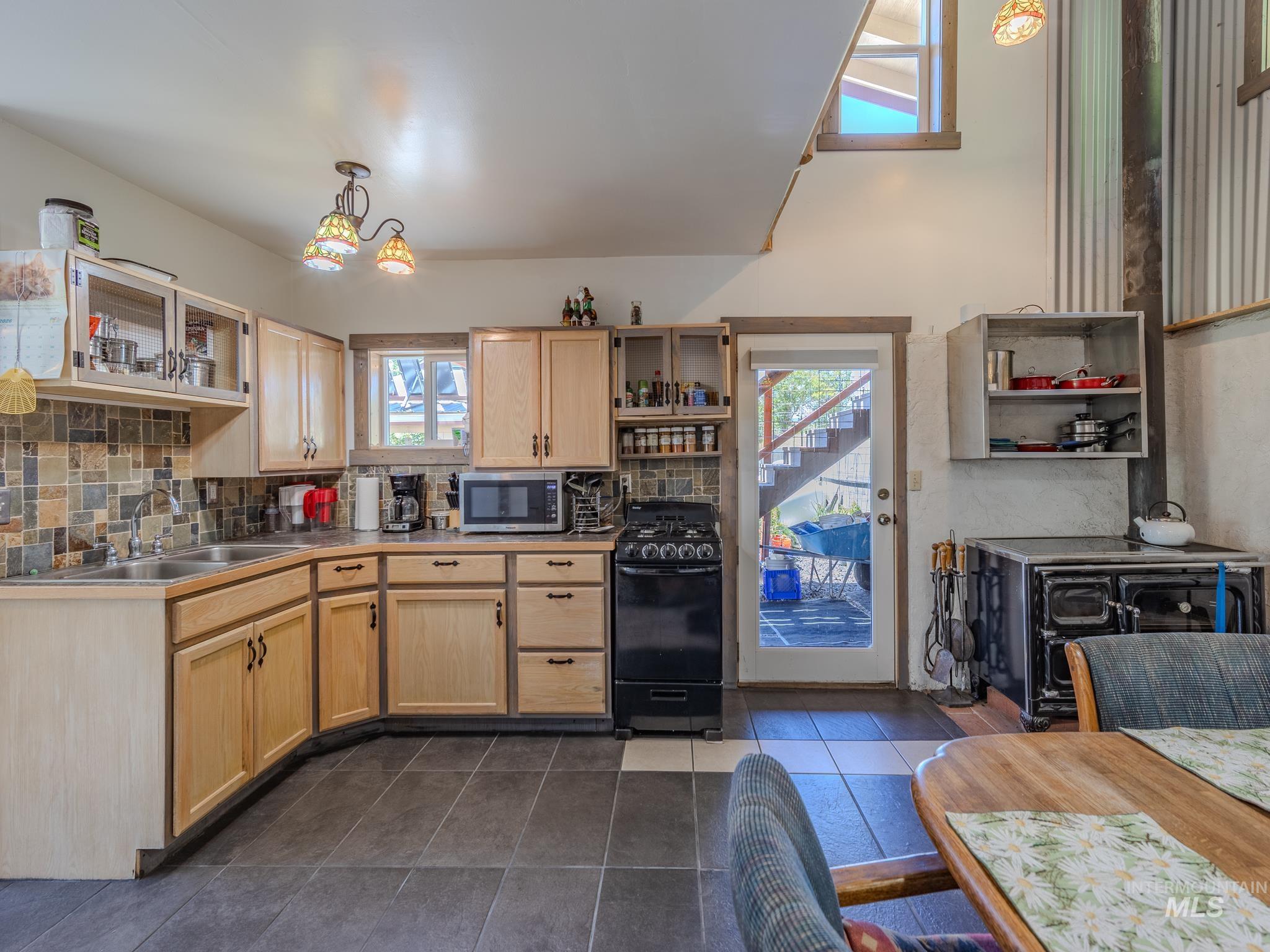 216 Ferguson Road, Harpster, Idaho 83552, 2 Bedrooms, 3 Bathrooms, Residential For Sale, Price $399,000,MLS 98990442