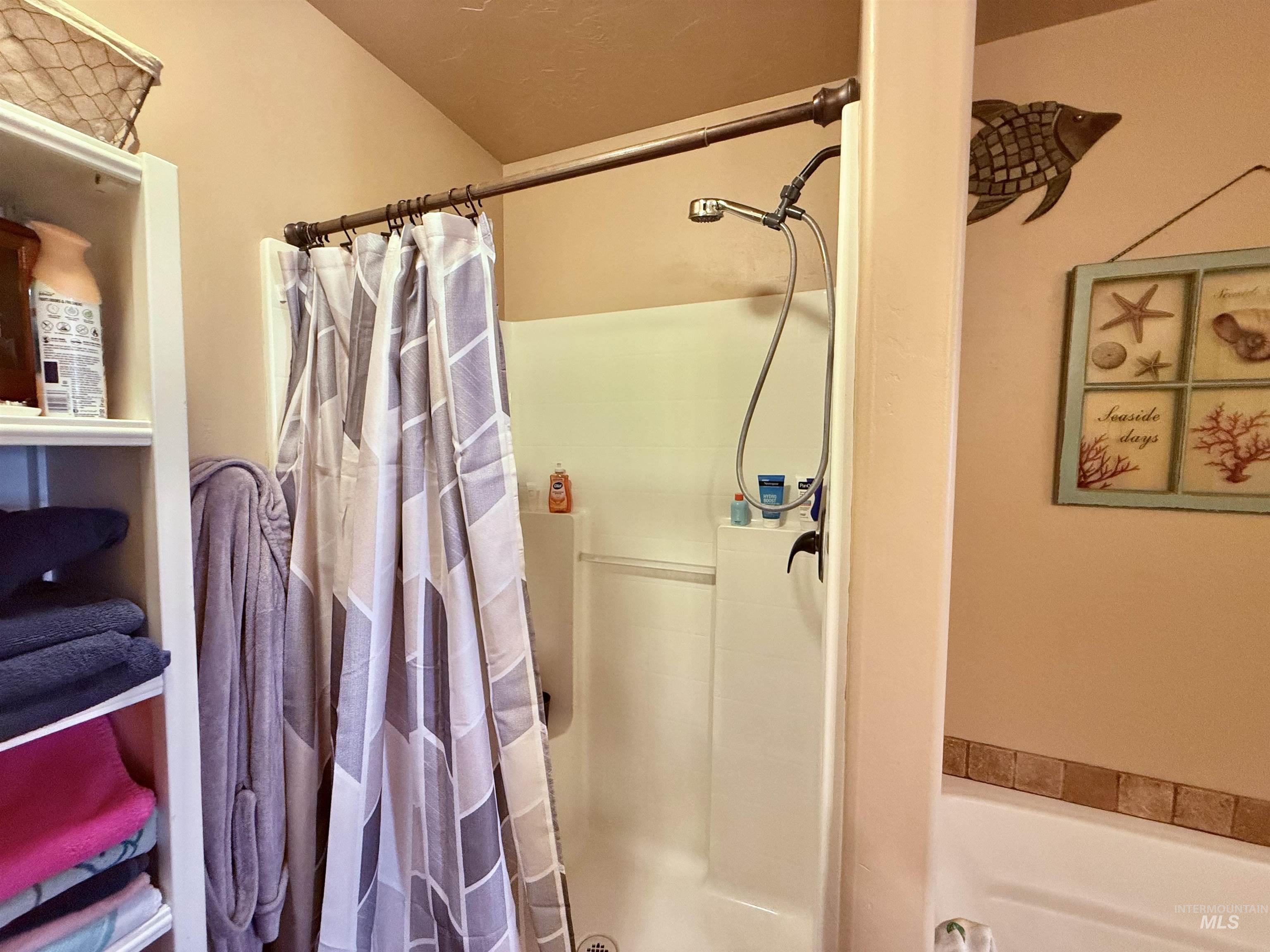 558 Smokey Mountain Drive, Jerome, Idaho 83338, 3 Bedrooms, 2 Bathrooms, Residential For Sale, Price $459,000,MLS 98990459