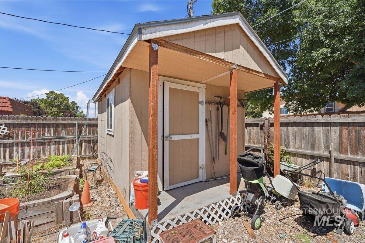 1277 SW 16th Ave, Ontario, Oregon 97914, 3 Bedrooms, 2 Bathrooms, Residential For Sale, Price $299,900,MLS 98990506