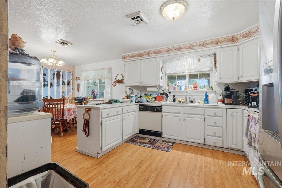 1277 SW 16th Ave, Ontario, Oregon 97914, 3 Bedrooms, 2 Bathrooms, Residential For Sale, Price $299,900,MLS 98990506