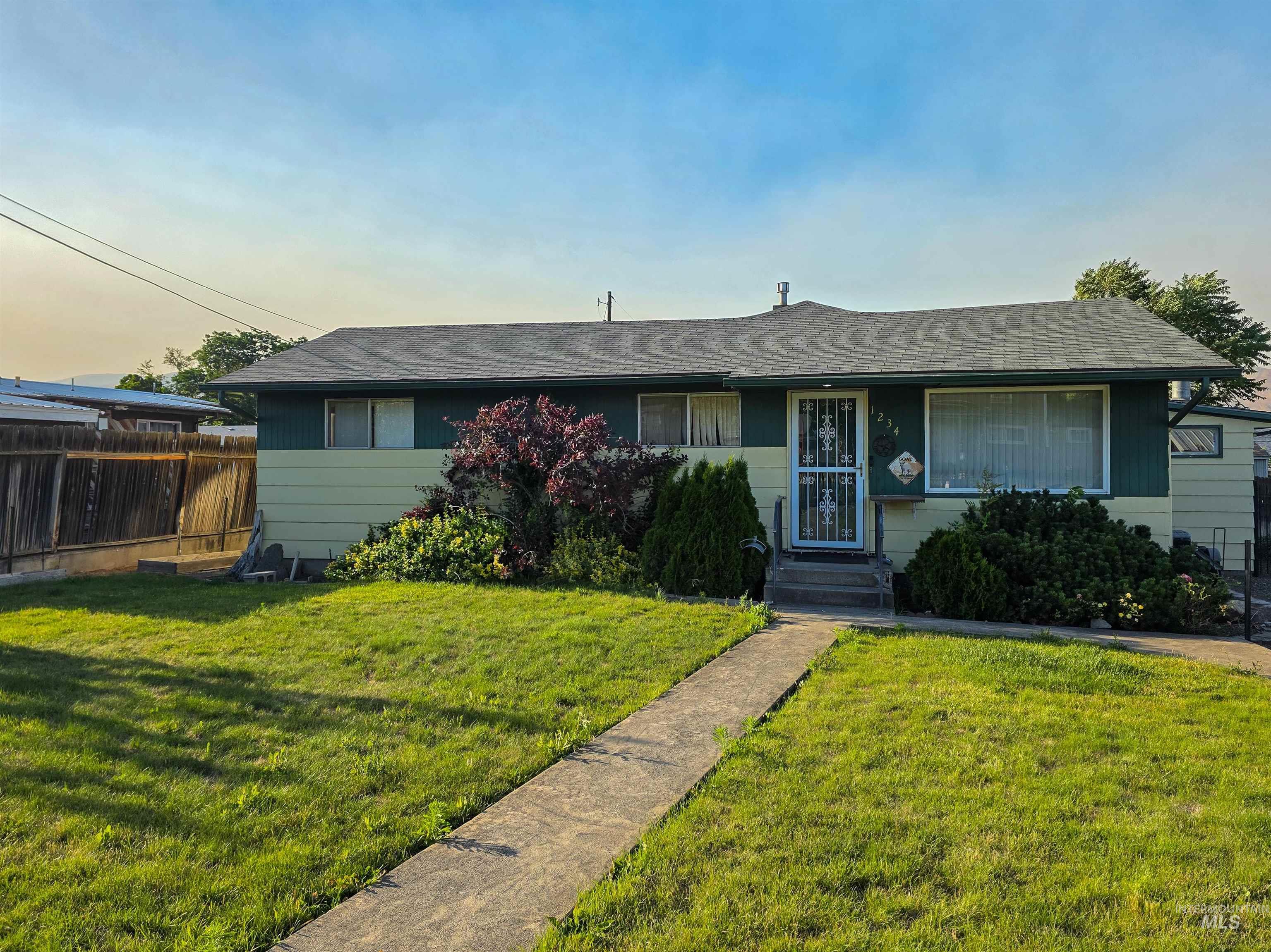1234 Libby St., Clarkston, Washington 99403, 3 Bedrooms, 2 Bathrooms, Residential For Sale, Price $319,999,MLS 98990512