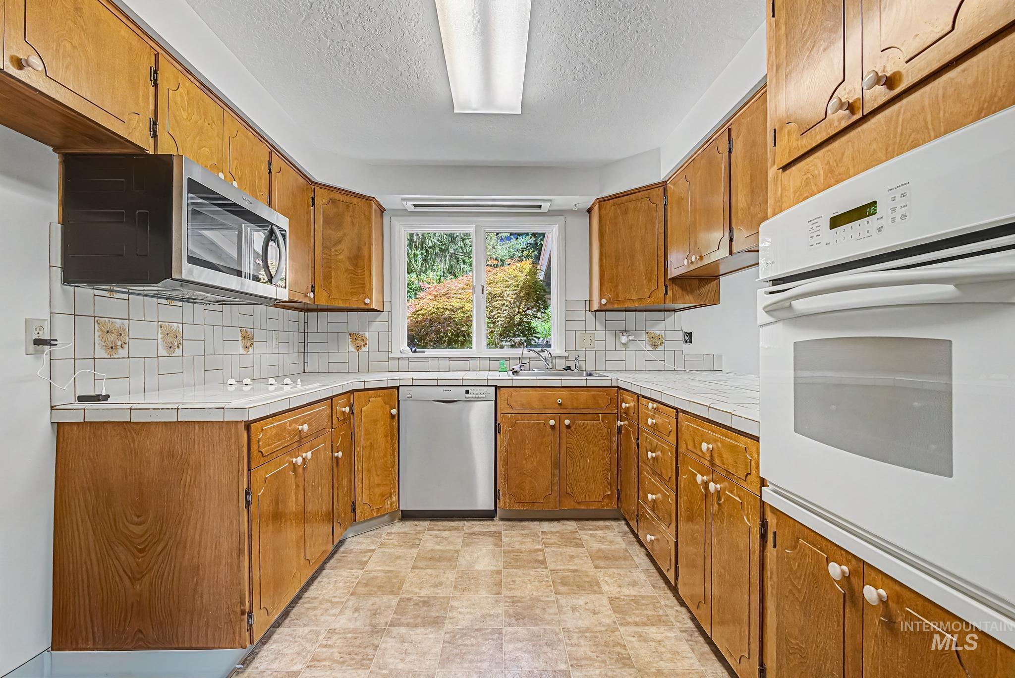 1001 W Highland View Dr., Boise, Idaho 83702, 4 Bedrooms, 2.5 Bathrooms, Residential For Sale, Price $795,000, 98990515