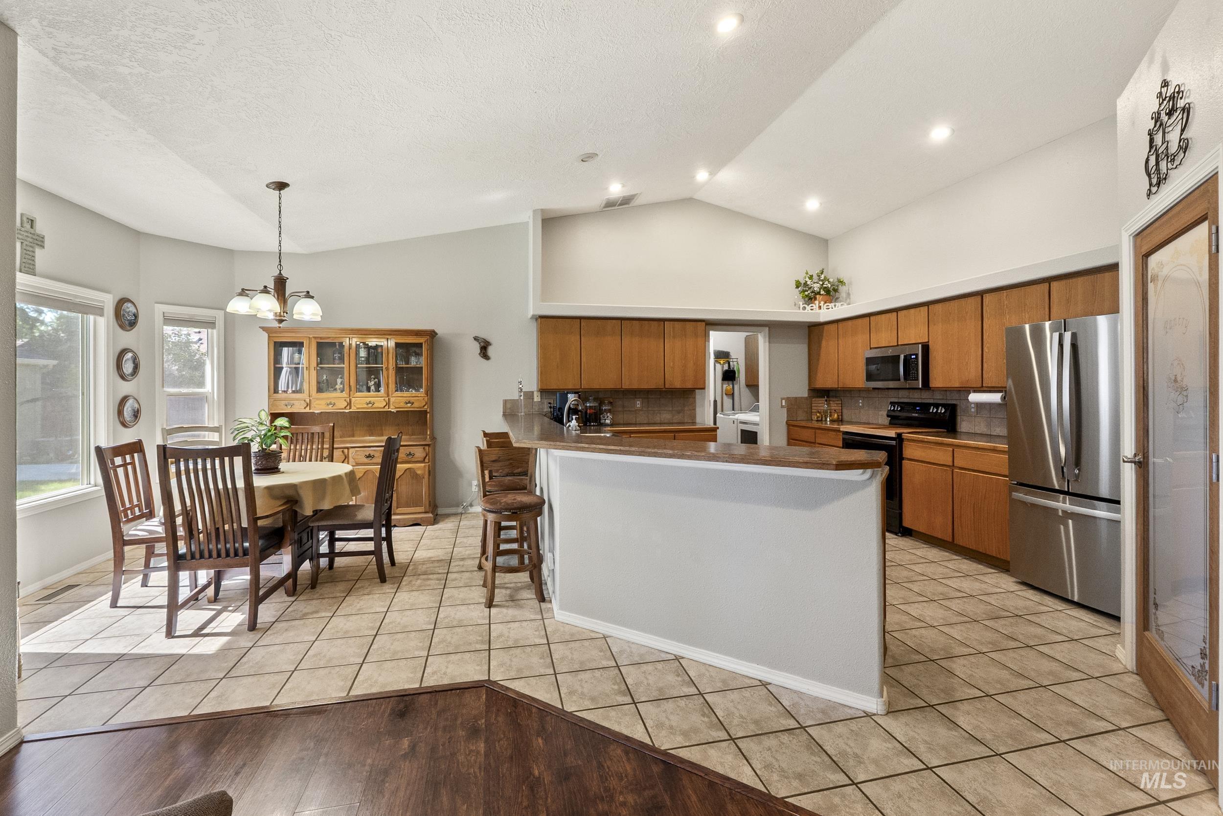 1712 N Eagle Creek Way, Eagle, Idaho 83616, 3 Bedrooms, 2 Bathrooms, Residential For Sale, Price $520,000,MLS 98990528
