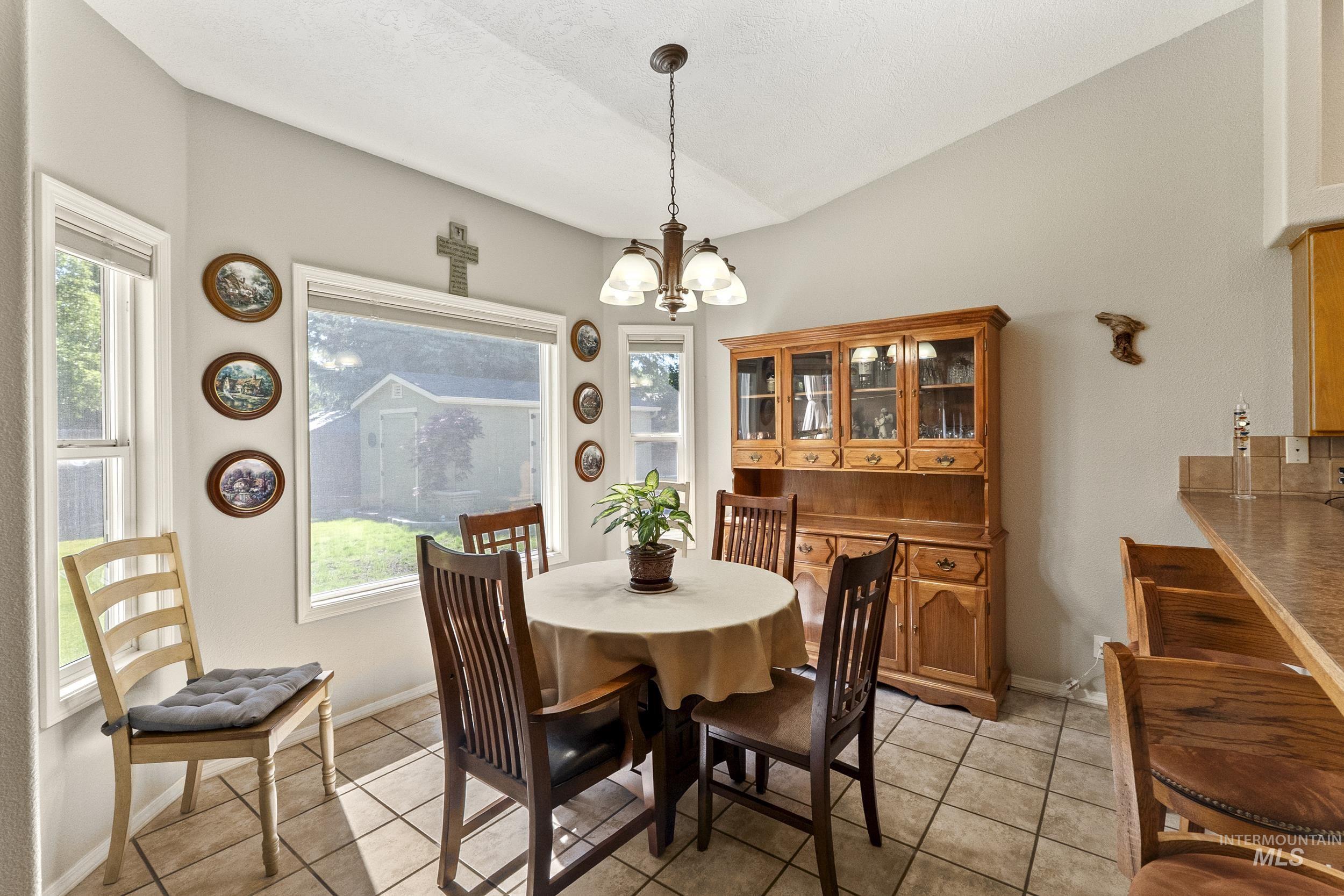 1712 N Eagle Creek Way, Eagle, Idaho 83616, 3 Bedrooms, 2 Bathrooms, Residential For Sale, Price $520,000,MLS 98990528