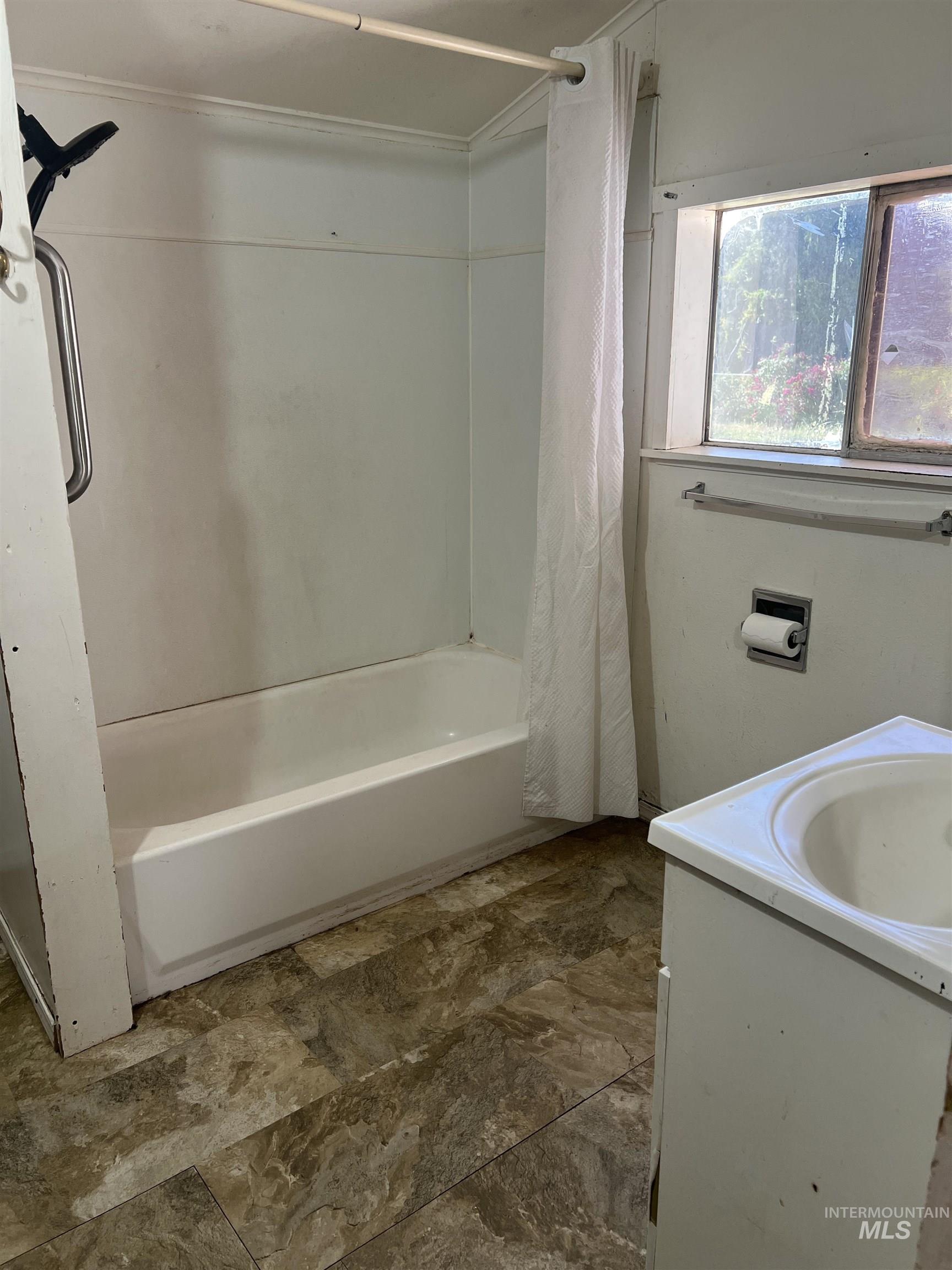 1124 Benjamin Street, Clarkston, Washington 99403, 2 Bedrooms, 1 Bathroom, Residential For Sale, Price $165,000, 98990541