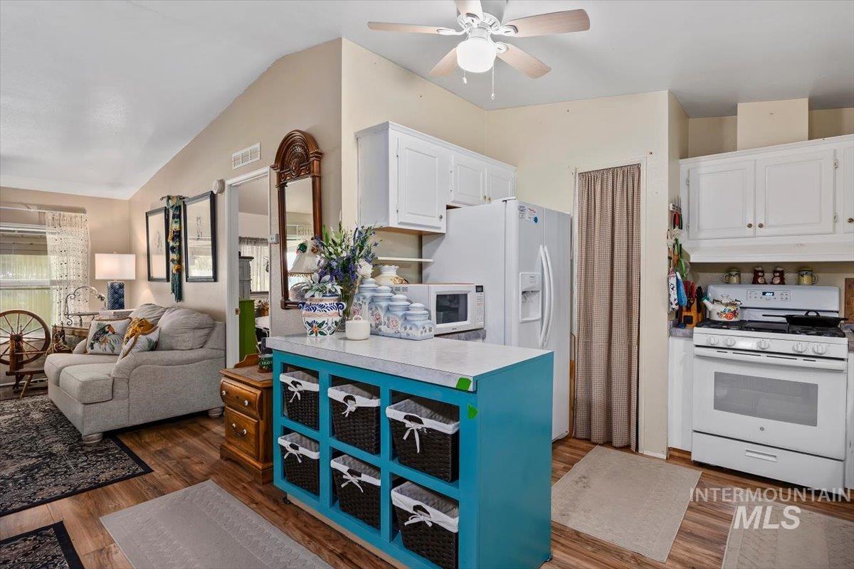 333 Rock Creek Rd N, Hansen, Idaho 83334, 3 Bedrooms, 2 Bathrooms, Residential For Sale, Price $210,000,MLS 98990542