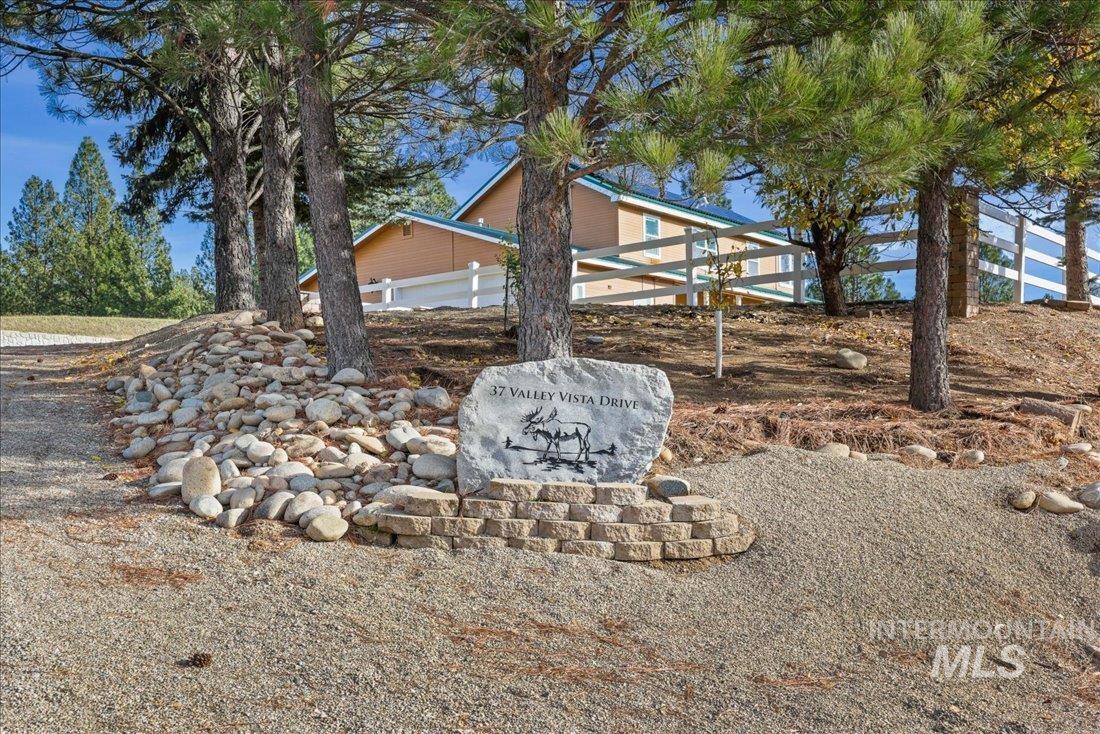 37 Valley Vista Dr, Garden Valley, Idaho 83622, 5 Bedrooms, 2.5 Bathrooms, Residential For Sale, Price $950,000,MLS 98990563