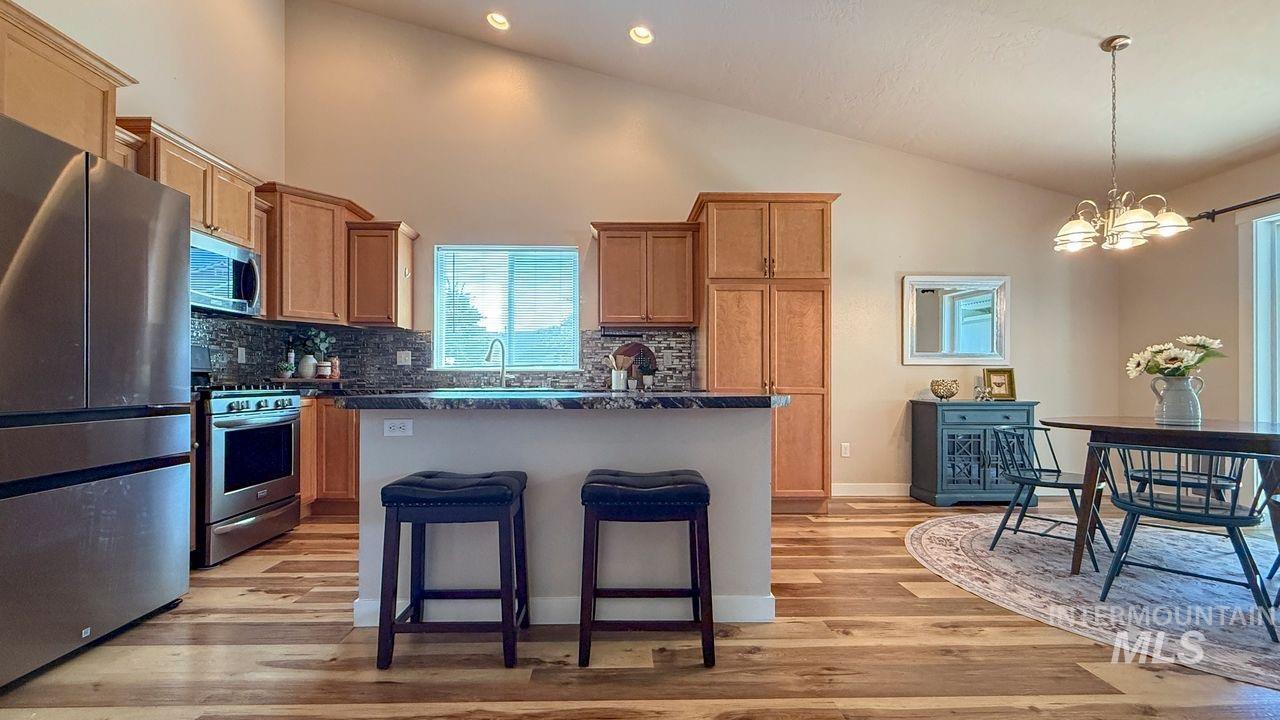 647 S Weston Creek Loop, Nampa, Idaho 83686, 3 Bedrooms, 2.5 Bathrooms, Residential For Sale, Price $460,000,MLS 98990564