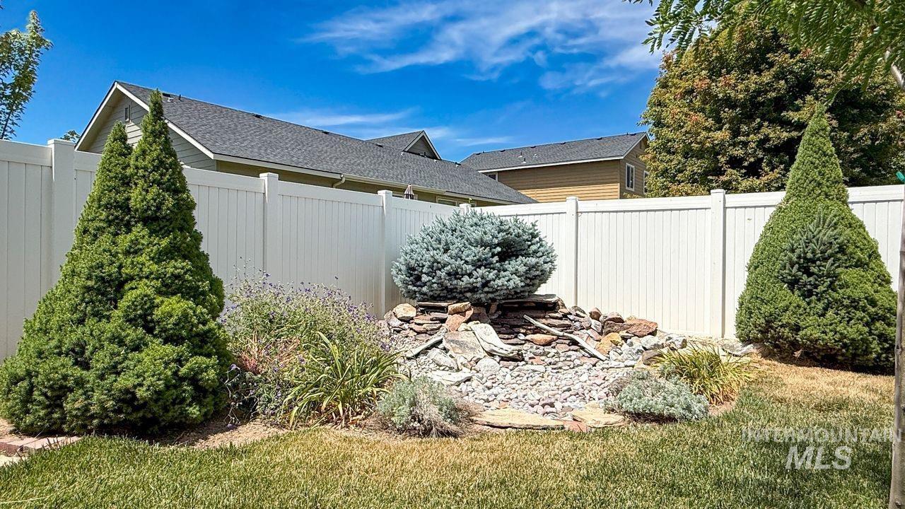 647 S Weston Creek Loop, Nampa, Idaho 83686, 3 Bedrooms, 2.5 Bathrooms, Residential For Sale, Price $460,000,MLS 98990564