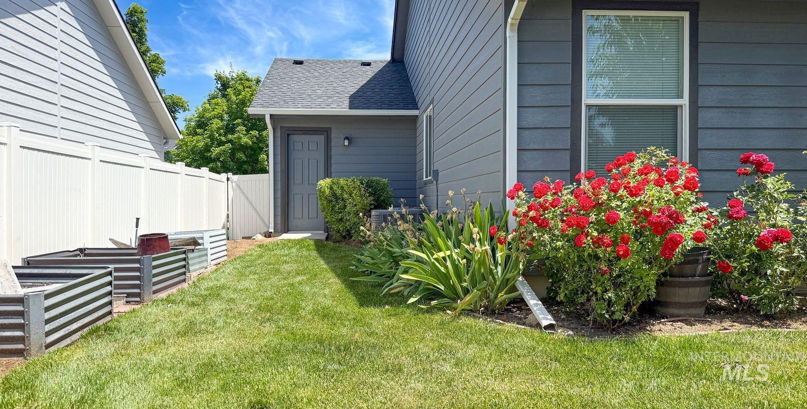 647 S Weston Creek Loop, Nampa, Idaho 83686, 3 Bedrooms, 2.5 Bathrooms, Residential For Sale, Price $460,000,MLS 98990564