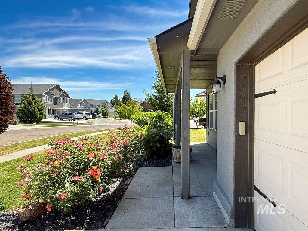 647 S Weston Creek Loop, Nampa, Idaho 83686, 3 Bedrooms, 2.5 Bathrooms, Residential For Sale, Price $460,000,MLS 98990564