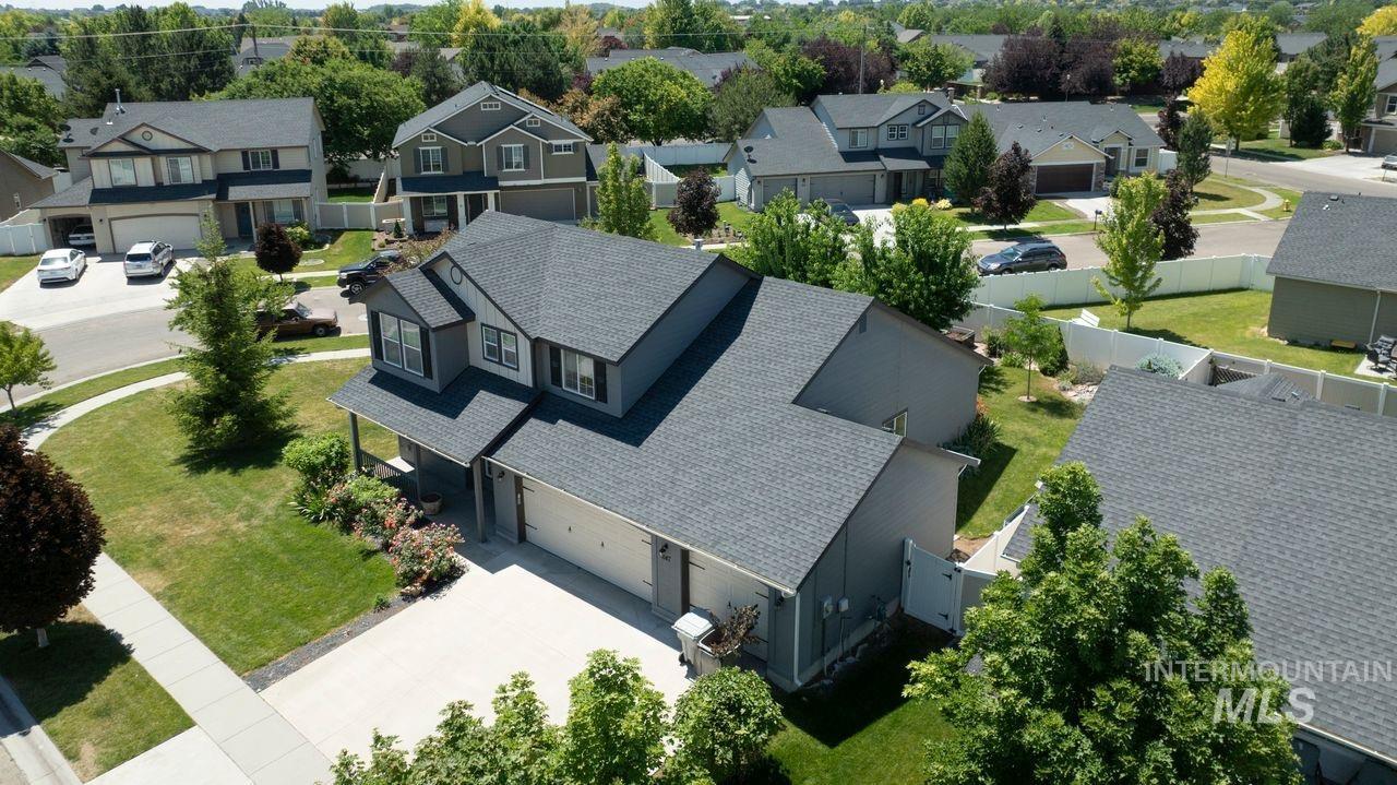 647 S Weston Creek Loop, Nampa, Idaho 83686, 3 Bedrooms, 2.5 Bathrooms, Residential For Sale, Price $460,000,MLS 98990564