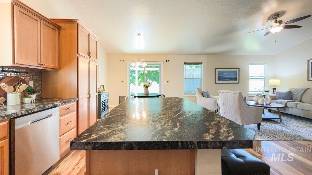647 S Weston Creek Loop, Nampa, Idaho 83686, 3 Bedrooms, 2.5 Bathrooms, Residential For Sale, Price $460,000,MLS 98990564