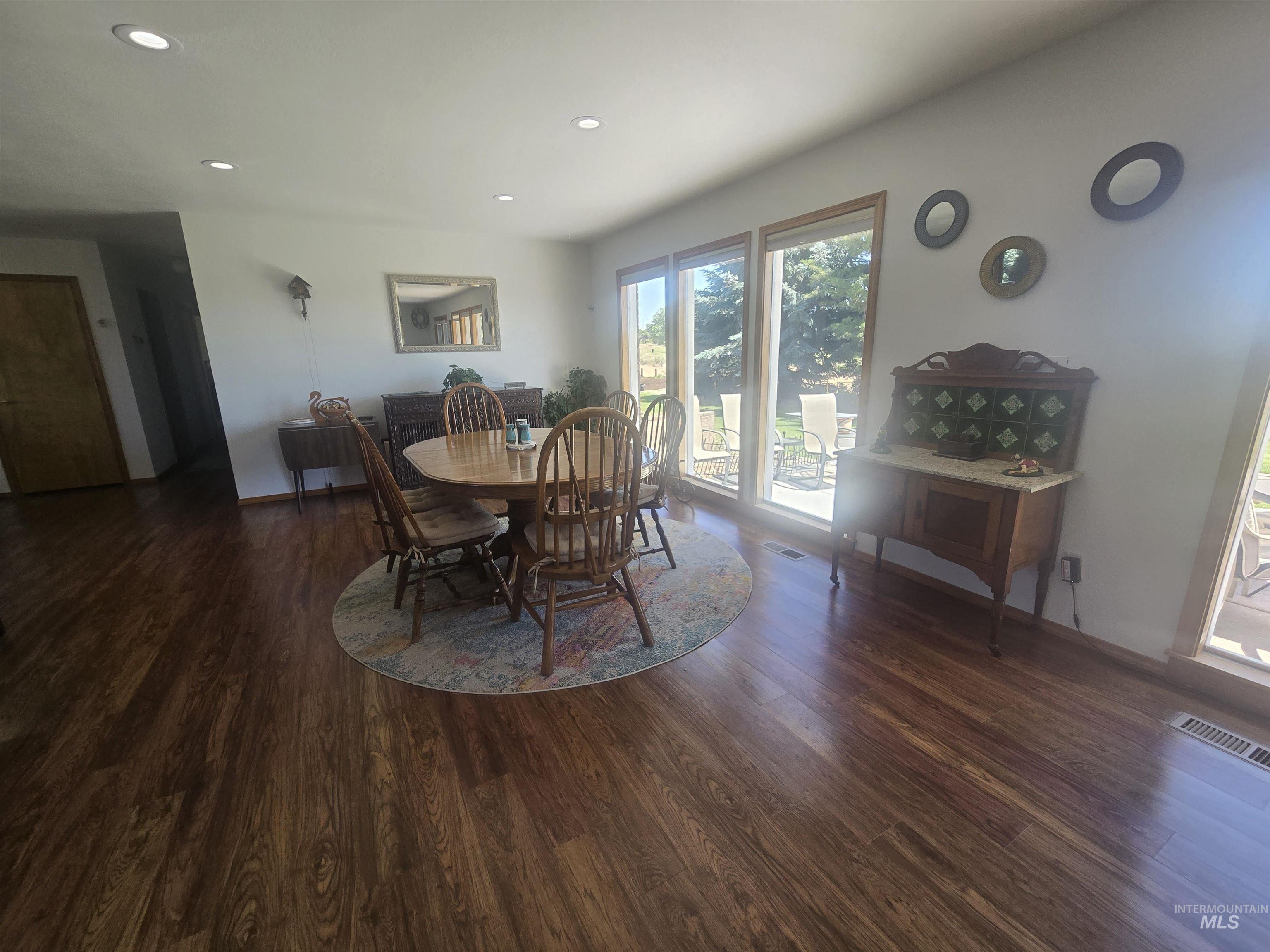 130 Doral Dr, Jerome, Idaho 83338, 3 Bedrooms, 2.5 Bathrooms, Residential For Sale, Price $535,000,MLS 98990576