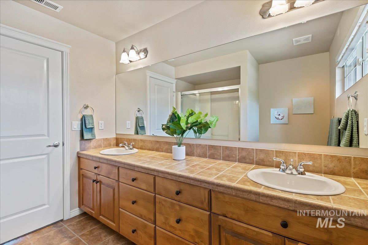 377 E Kite Dr, Eagle, Idaho 83616, 4 Bedrooms, 2.5 Bathrooms, Residential For Sale, Price $769,900, 98990579