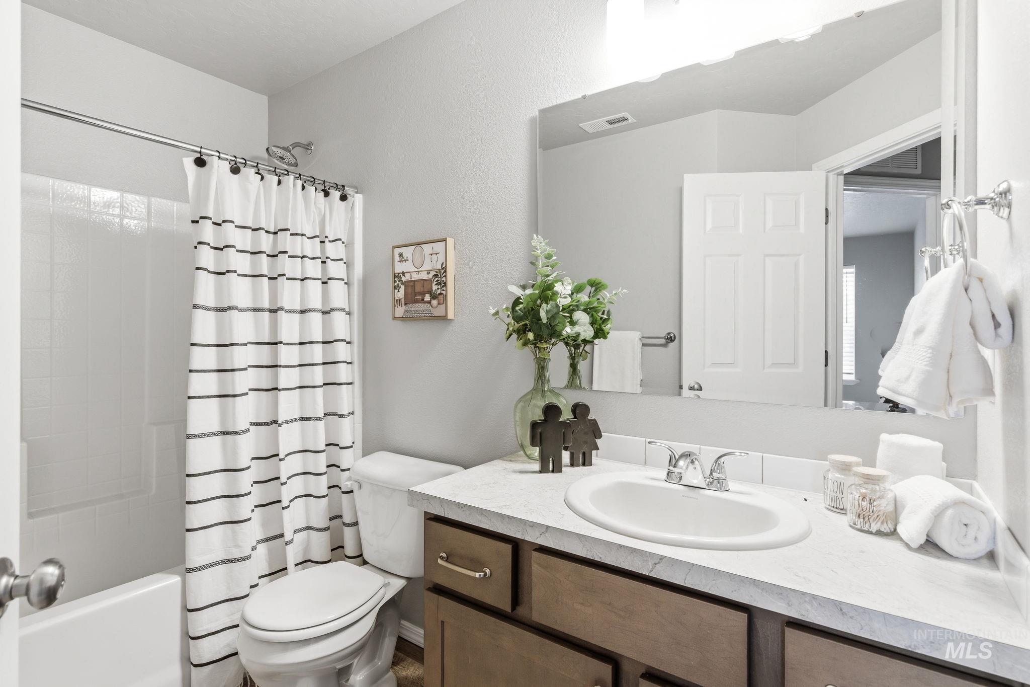 2123 N Bing Ave, Meridian, Idaho 83646, 3 Bedrooms, 2.5 Bathrooms, Residential Income For Sale, Price $499,000,MLS 98990615