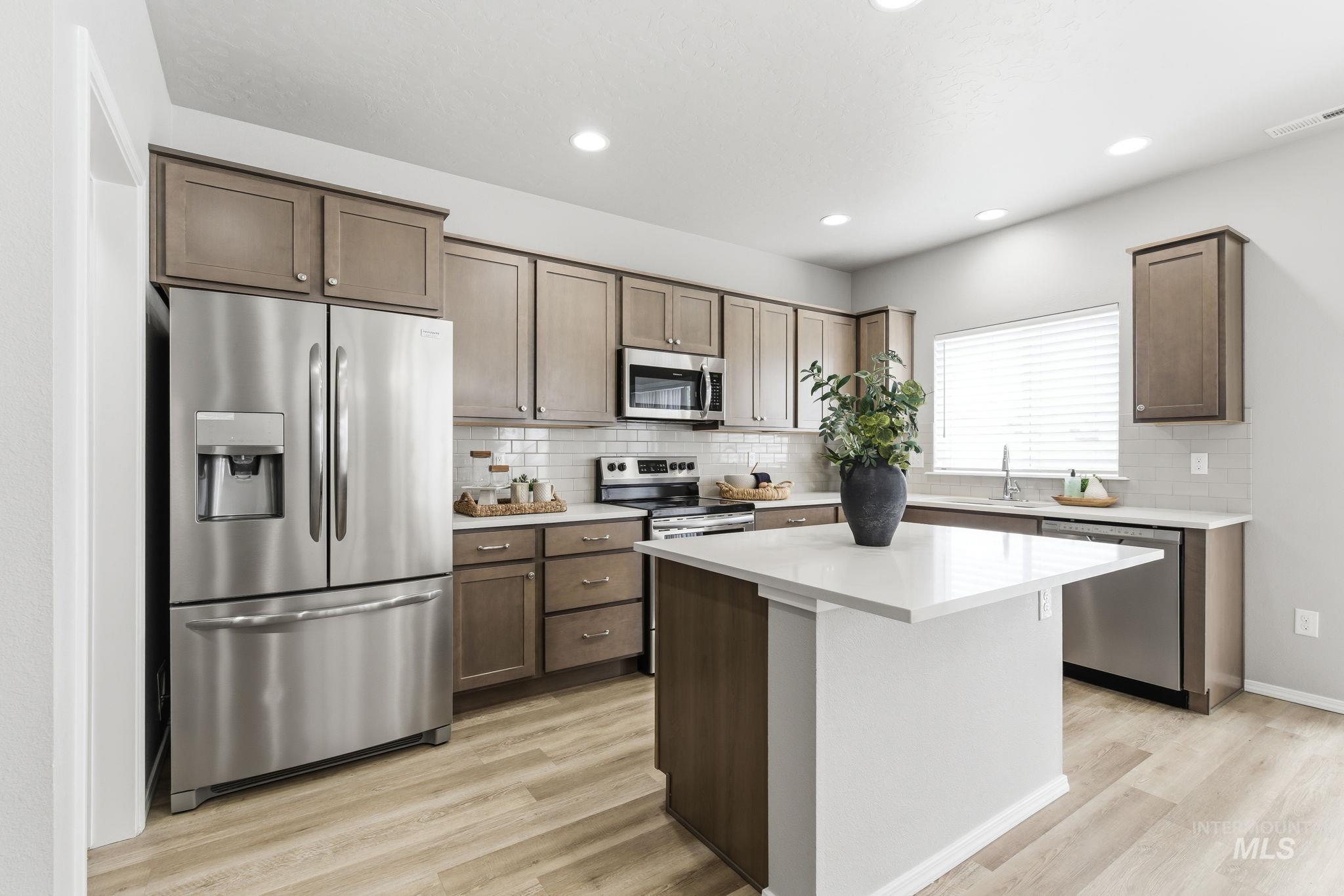 2123 N Bing Ave, Meridian, Idaho 83646, 3 Bedrooms, 2.5 Bathrooms, Residential Income For Sale, Price $499,000,MLS 98990615