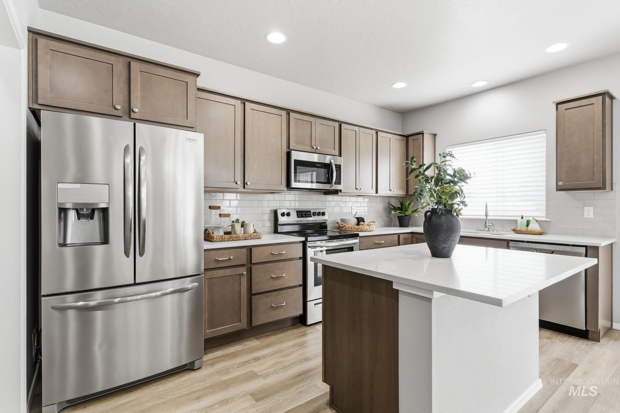 2123 N Bing Ave, Meridian, Idaho 83646, 3 Bedrooms, 2.5 Bathrooms, Residential Income For Sale, Price $499,000,MLS 98990615