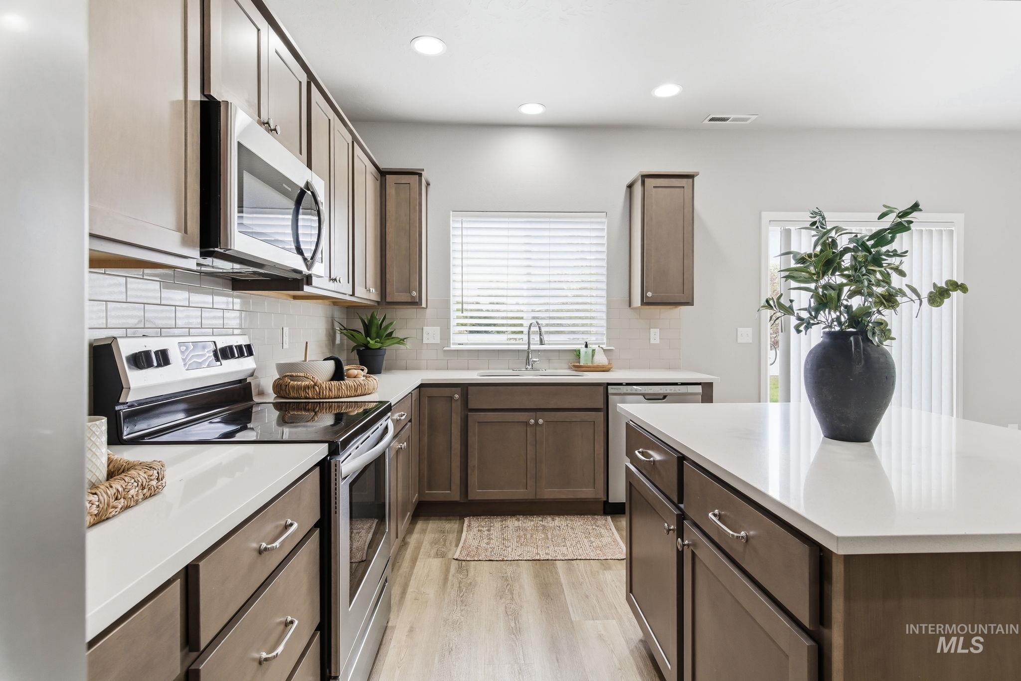 2123 N Bing Ave, Meridian, Idaho 83646, 3 Bedrooms, 2.5 Bathrooms, Residential Income For Sale, Price $499,000,MLS 98990615