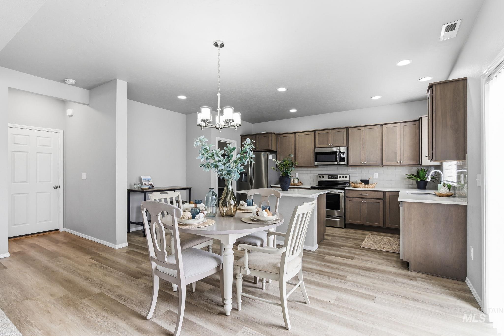 2123 N Bing Ave, Meridian, Idaho 83646, 3 Bedrooms, 2.5 Bathrooms, Residential Income For Sale, Price $499,000,MLS 98990615