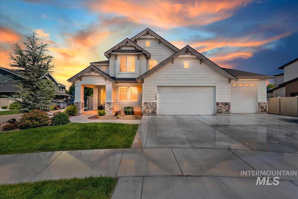 1233 E Azan St, Meridian, Idaho 83646-7724, 5 Bedrooms, 2.5 Bathrooms, Residential For Sale, Price $849,000,MLS 98990644
