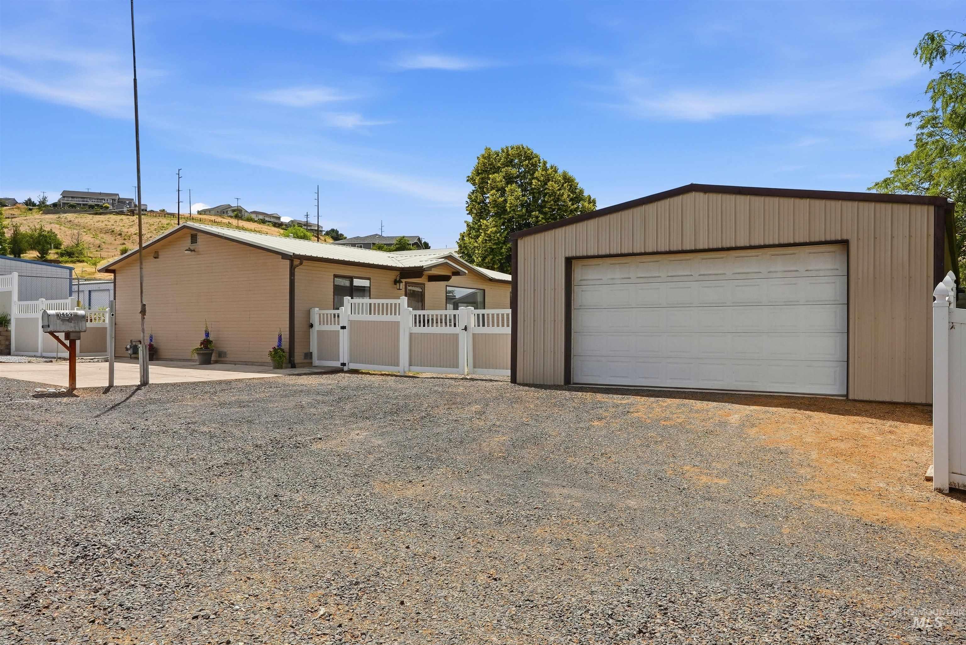 1469 16th Avenue, Clarkston, Washington 99403, 3 Bedrooms, 2 Bathrooms, Residential For Sale, Price $375,000, 98990649